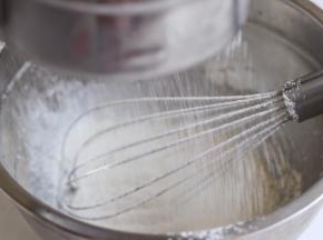 过筛入低粉和玉米淀粉。