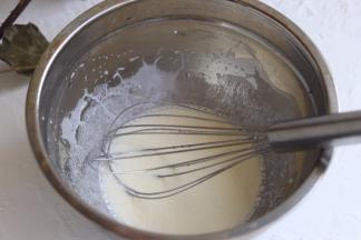 淡奶油加牛奶混合搅拌，加入食盐继续搅拌浓稠。