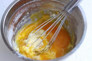 加入蛋黄，继续搅拌。