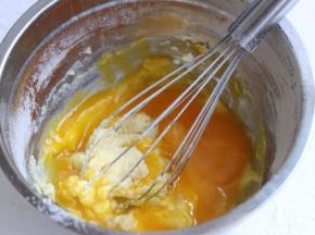 加入蛋黄，继续搅拌。