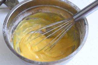 左右上下搅拌均匀的蛋黄糊。