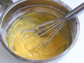 左右上下搅拌均匀的蛋黄糊。