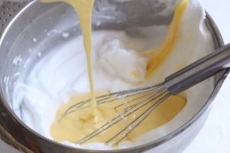 再把蛋黄糊倒入剩余的2/3蛋清里继续翻拌至蛋清与蛋黄完全混合均匀的转态。