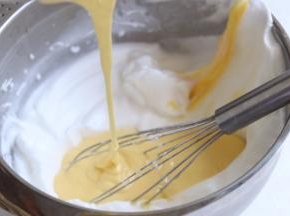 再把蛋黄糊倒入剩余的2/3蛋清里继续翻拌至蛋清与蛋黄完全混合均匀的转态。