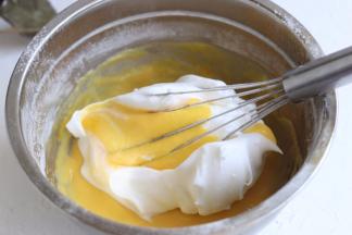 取1/3到蛋黄糊搅拌均匀