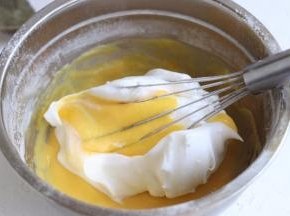 取1/3到蛋黄糊搅拌均匀