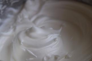 蛋清一次加入柠檬汁和白糖打发至小短角转态。