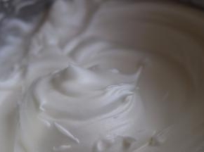 蛋清一次加入柠檬汁和白糖打发至小短角转态。