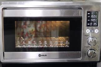 东菱烤箱预热上火150下火140度3分钟后放入。烘烤烤35分钟。