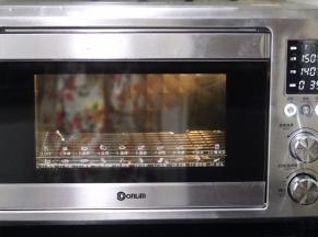 东菱烤箱预热上火150下火140度3分钟后放入。烘烤烤35分钟。