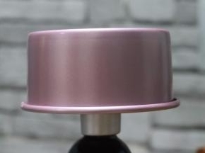 出炉后记得倒扣。用酒瓶顶着就行了。