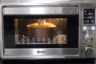 差不多20分钟后就可以看到明显膨胀了！好喜欢这款烤箱有炉灯能时时观察里面得状态！控温精准到1度！上色也相当均匀！