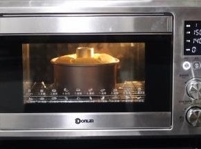 差不多20分钟后就可以看到明显膨胀了！好喜欢这款烤箱有炉灯能时时观察里面得状态！控温精准到1度！上色也相当均匀！