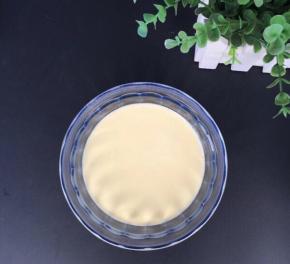 搅拌均匀，过筛两次，蛋挞液会更细腻哦