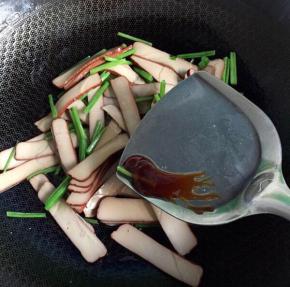 鸡蛋干下锅翻炒加小半汤匙蚝油（鸡蛋干蚝油含盐量、翻炒时不需要加盐）