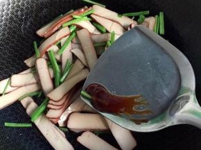 鸡蛋干下锅翻炒加小半汤匙蚝油（鸡蛋干蚝油含盐量、翻炒时不需要加盐）