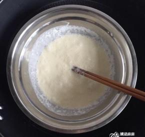 锅里放热水盆炖上，搅拌均匀至糖溶化即可