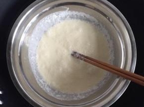 锅里放热水盆炖上，搅拌均匀至糖溶化即可