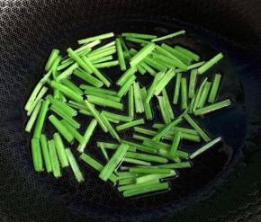 锅中放适量食用油烧热加芹菜炒香断生