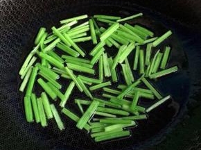 锅中放适量食用油烧热加芹菜炒香断生