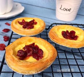 时间到取出，很惊喜呢，上色超级均匀，另外放一点蔓越莓装饰表面，太香了，蛋挞液很嫩，特别好吃