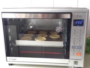 烤箱上下火200度预热5分钟，完后放入食材中下层烤20分钟表面金黄色即可