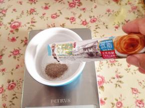 咖啡倒到碗里，用热水冲开，