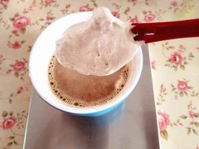 再加入焦糖味的棉花糖，搅拌均匀，