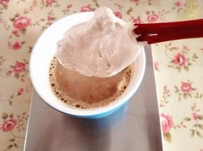 再加入焦糖味的棉花糖，搅拌均匀，