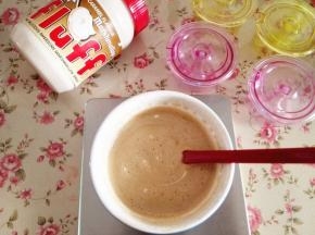 把布丁模具准备好，做到无水无油，把搅拌均匀的布丁液体过筛一下，