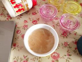 将布丁液用勺子舀到布丁模具里，正好四份，