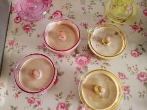 盖上盖子，放到冰箱冷藏4小时左右，至布丁凝固即可，