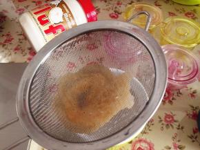 过筛后的布丁液很细腻，这样做出的布丁很嫩很滑哦，