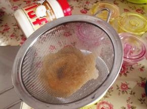 过筛后的布丁液很细腻，这样做出的布丁很嫩很滑哦，