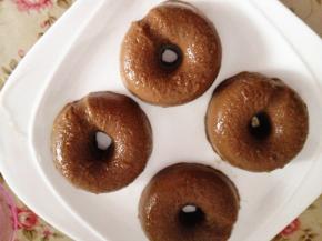 将布丁盛在盘子里，抓紧时间吃吧，天热很容易化的。