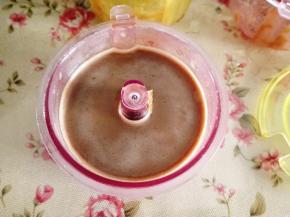 取出凝固的布丁，只要推动模具上的把手，反复几下，就可以取出布丁了，