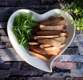 鸡蛋干切片、芹菜切小段