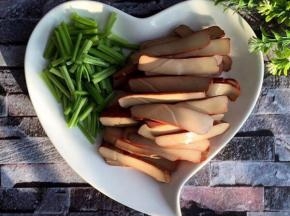 鸡蛋干切片、芹菜切小段