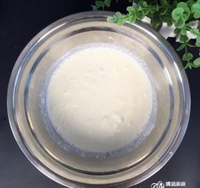淡奶油、白砂糖（糖粉最佳）、纯牛奶一起倒进打蛋盆里