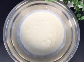 淡奶油、白砂糖（糖粉最佳）、纯牛奶一起倒进打蛋盆里