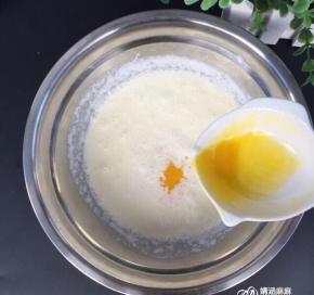 待凉，把提前搅拌好的蛋黄液放进去