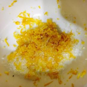 以上配方为一个模具(6个)的量。用白砂糖把柠檬碎腌制15分钟，(腌制好的柠檬皮会油油的，很清香)