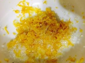 以上配方为一个模具(6个)的量。用白砂糖把柠檬碎腌制15分钟，(腌制好的柠檬皮会油油的，很清香)