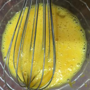 加入腌制好的柠檬皮，搅拌均匀。