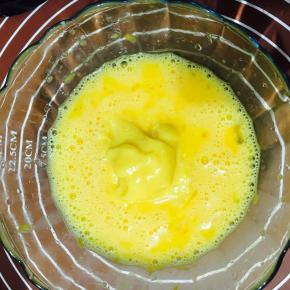 着加入百香果酱。「也可以加入自己喜欢的果酱」