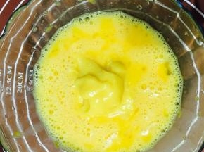 着加入百香果酱。「也可以加入自己喜欢的果酱」