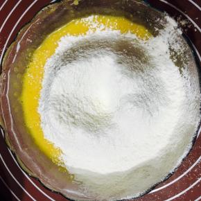 筛入低粉继续搅拌均匀无干粉。