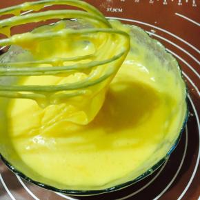 黄油小火加热融化倒进蛋黄糊里快速搅拌均匀。搅拌好的面糊呈飘带状。