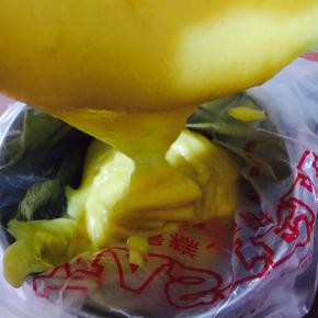 我用的是裱花袋装，没有的也可以选择用勺装进模具。