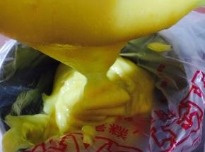 我用的是裱花袋装，没有的也可以选择用勺装进模具。